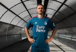 haha体育平台-费耶诺德迎德国杯关键赛；冲刺阶段回应争议；媒体盛赞；年轻球员得到机会